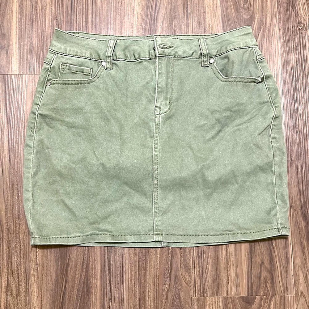 Juniors Light Hunter Green Skirt